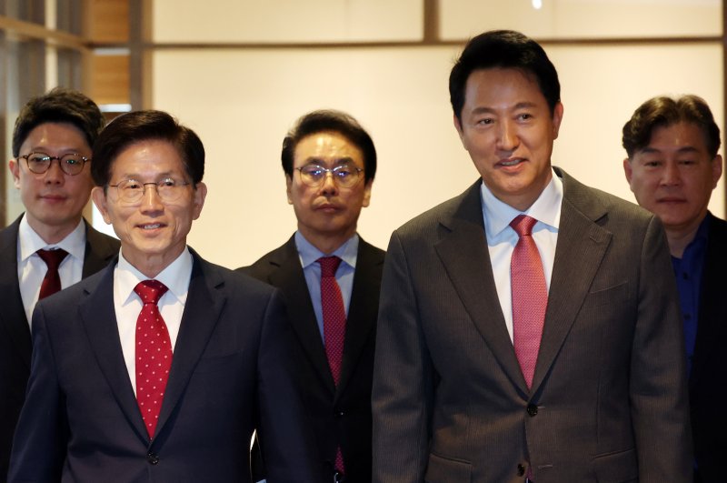 제21대 대통령선거에 출마하는 김문수 전 고용노동부 장관이 16일 오전 서울시청에서 오세훈 시장과 조찬 회동을 마치고 이동하고 있다. 2025.4.16/뉴스1 ⓒ News1 김명섭 기자