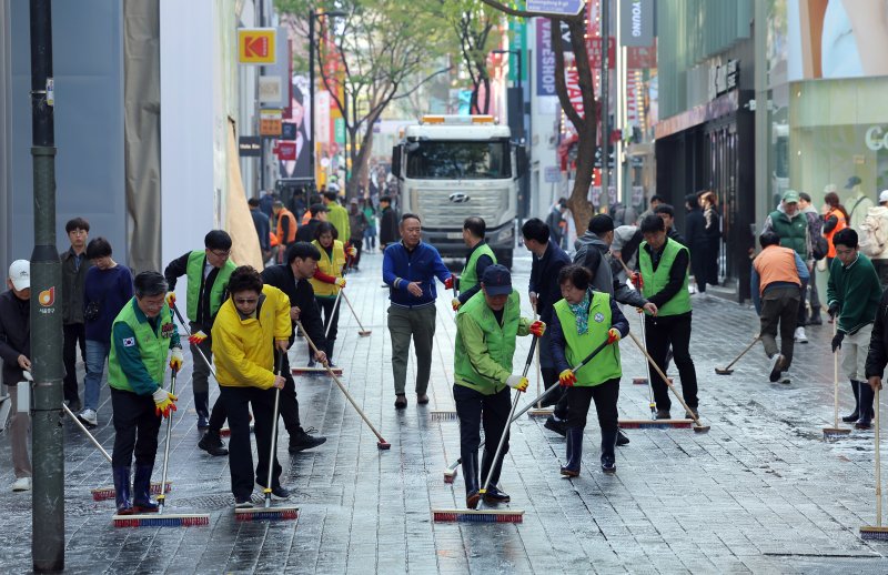 명동주민센터와 롯데백화점, 명동관광특구 상인회, 자원봉사자, 명동 복지회 관계자 등이 16일 오전 서울 중구 명동관광특구 일대에서 2025년 봄맞이 명동 거리 대청소를 하고 있다. 2025.4.16/뉴스1 ⓒ News1 박정호 기자