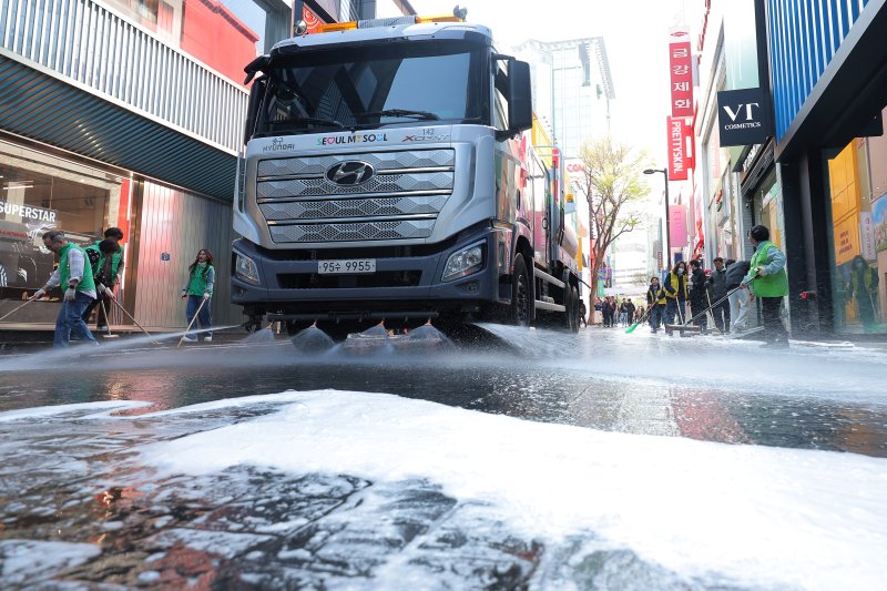 명동주민센터와 롯데백화점, 명동관광특구 상인회, 자원봉사자, 명동 복지회 관계자 등이 16일 오전 서울 중구 명동관광특구 일대에서 2025년 봄맞이 명동 거리 대청소를 하고 있다. 2025.4.16/뉴스1 ⓒ News1 박정호 기자