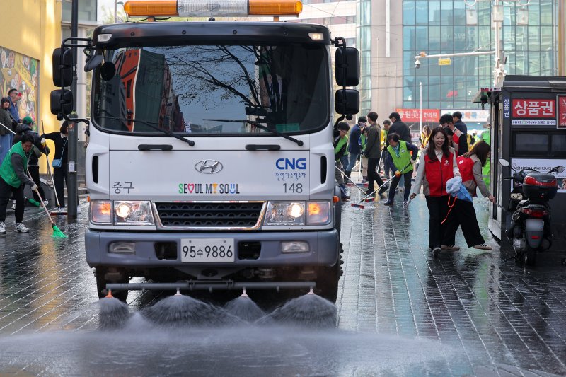 명동주민센터와 롯데백화점, 명동관광특구 상인회, 자원봉사자, 명동 복지회 관계자 등이 16일 오전 서울 중구 명동관광특구 일대에서 2025년 봄맞이 명동 거리 대청소를 하고 있다. 2025.4.16/뉴스1 ⓒ News1 박정호 기자