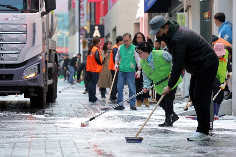 명동주민센터와 롯데백화점, 명동관광특구 상인회, 자원봉사자, 명동 복지회 관계자 등이 16일 오전 서울 중구 명동관광특구 일대에서 2025년 봄맞이 명동 거리 대청소를 하고 있다. 2025.4.16/뉴스1 ⓒ News1 박정호 기자