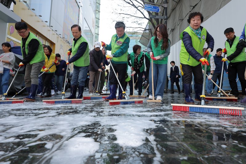 명동주민센터와 롯데백화점, 명동관광특구 상인회, 자원봉사자, 명동 복지회 관계자 등이 16일 오전 서울 중구 명동관광특구 일대에서 2025년 봄맞이 명동 거리 대청소를 하고 있다. 2025.4.16/뉴스1 ⓒ News1 박정호 기자