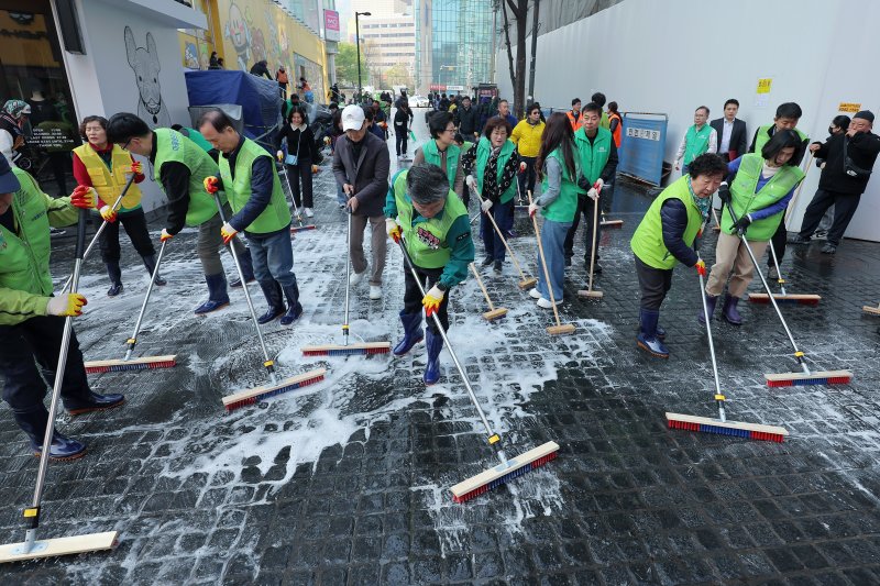 명동주민센터와 롯데백화점, 명동관광특구 상인회, 자원봉사자, 명동 복지회 관계자 등이 16일 오전 서울 중구 명동관광특구 일대에서 2025년 봄맞이 명동 거리 대청소를 하고 있다. 2025.4.16/뉴스1 ⓒ News1 박정호 기자
