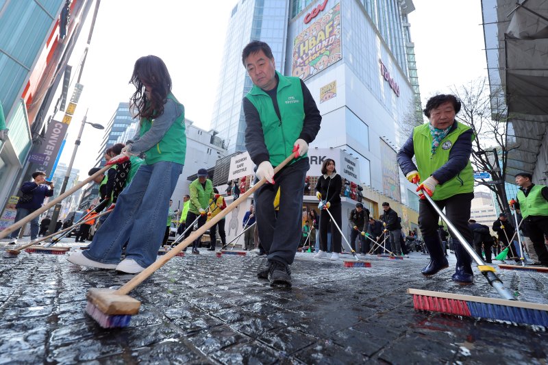 명동주민센터와 롯데백화점, 명동관광특구 상인회, 자원봉사자, 명동 복지회 관계자 등이 16일 오전 서울 중구 명동관광특구 일대에서 2025년 봄맞이 명동 거리 대청소를 하고 있다. 2025.4.16/뉴스1 ⓒ News1 박정호 기자
