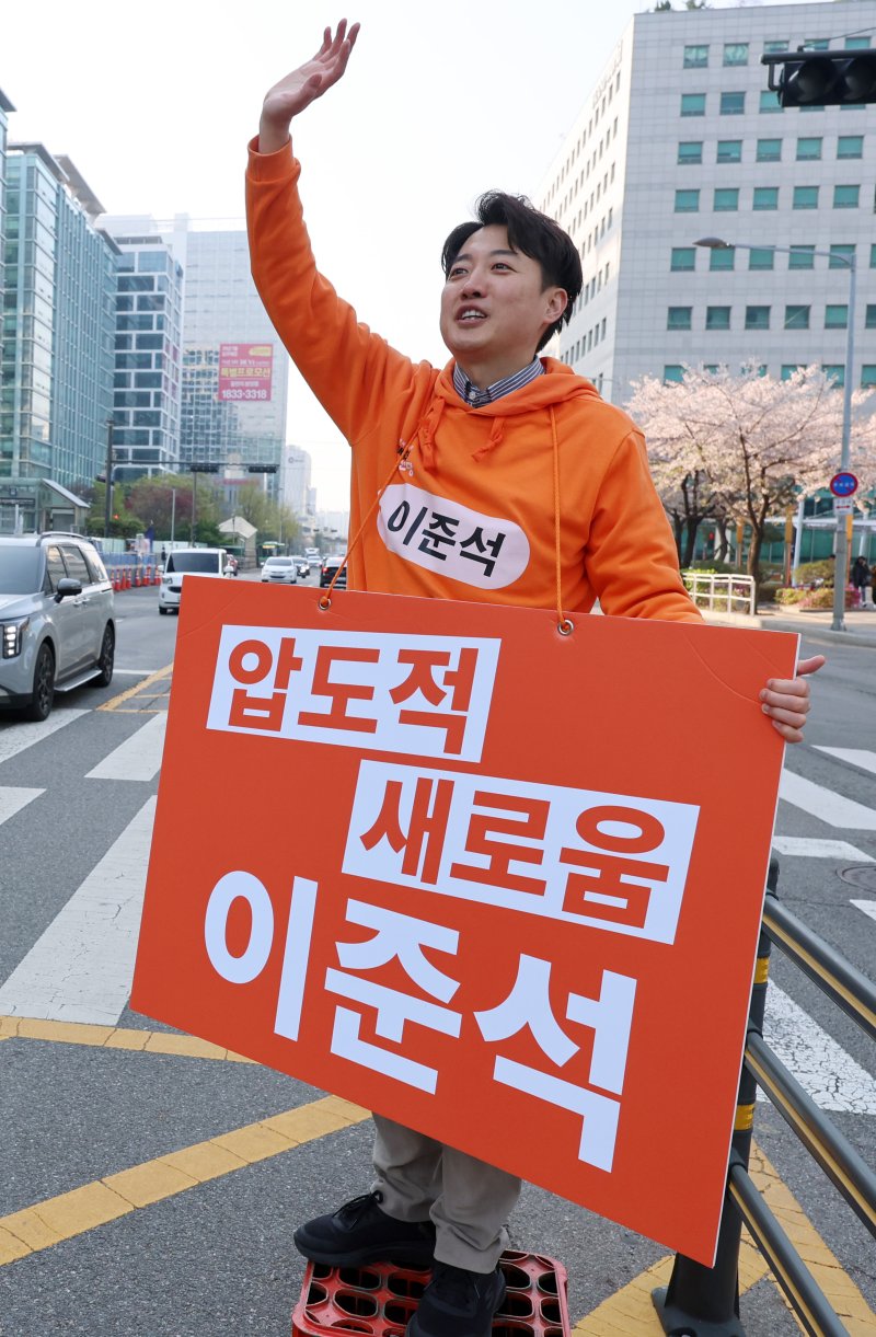 [서울=뉴시스] 이영환 기자 = 이준석 개혁신당 대선 후보가 16일 오전 서울 금천구 가산디지털단지역 인근에서 출근길 인사를 하고 있다. 2025.04.16. 20hwan@newsis.com