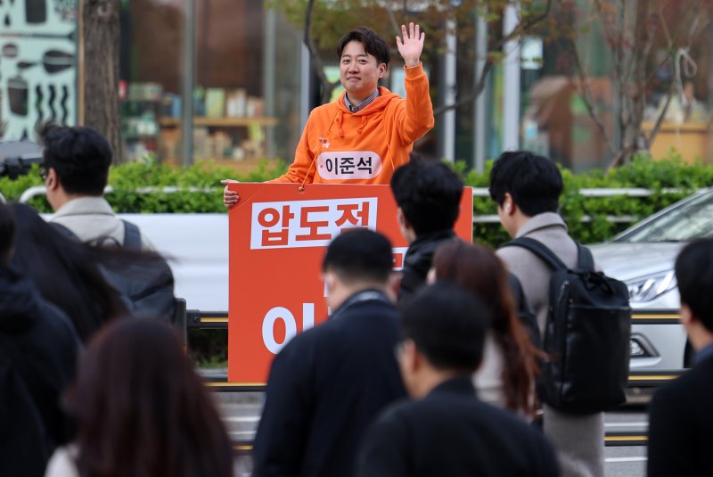 [서울=뉴시스] 이영환 기자 = 이준석 개혁신당 대선 후보가 16일 오전 서울 금천구 가산디지털단지역 인근에서 출근길 인사를 하고 있다. 2025.04.16. 20hwan@newsis.com