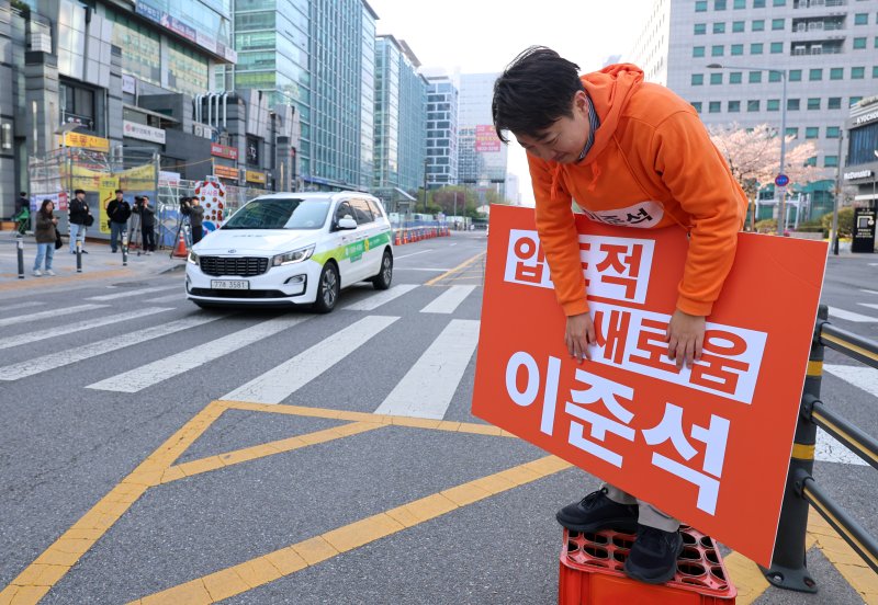 [서울=뉴시스] 이영환 기자 = 이준석 개혁신당 대선 후보가 16일 오전 서울 금천구 가산디지털단지역 인근에서 출근길 인사를 하고 있다. 2025.04.16. 20hwan@newsis.com