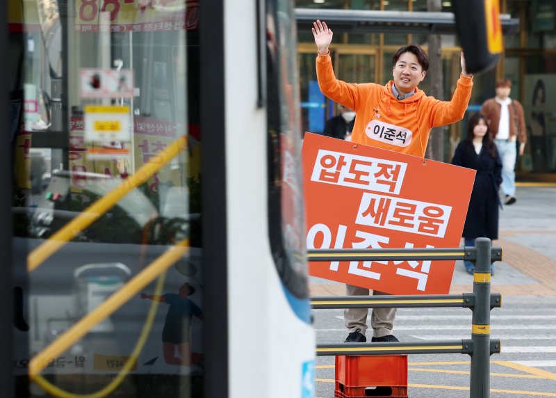 [서울=뉴시스] 이영환 기자 = 이준석 개혁신당 대선 후보가 16일 오전 서울 금천구 가산디지털단지역 인근에서 출근길 인사를 하고 있다. 2025.04.16. 20hwan@newsis.com