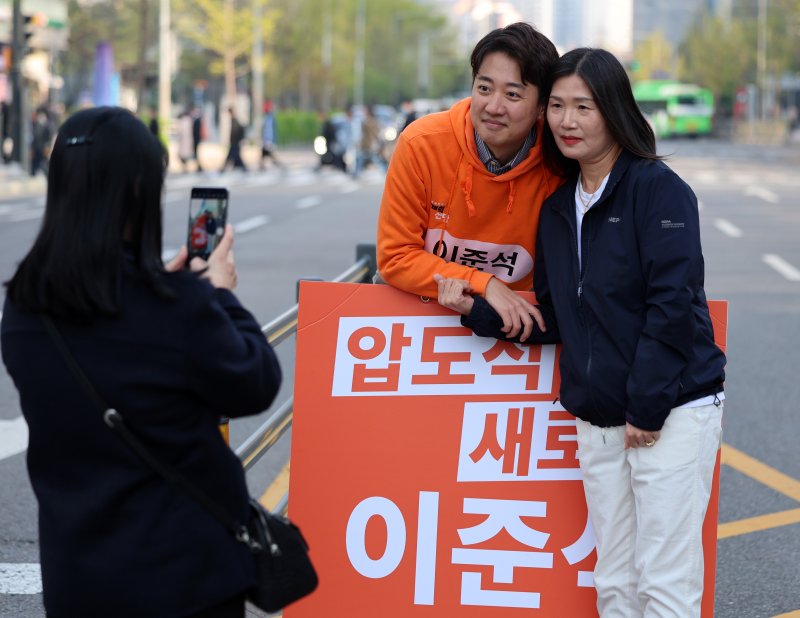 [서울=뉴시스] 이영환 기자 = 이준석 개혁신당 대선 후보가 16일 오전 서울 금천구 가산디지털단지역 인근에서 출근길 인사를 하며 시민과 기념촬영을 하고 있다. 2025.04.16. 20hwan@newsis.com