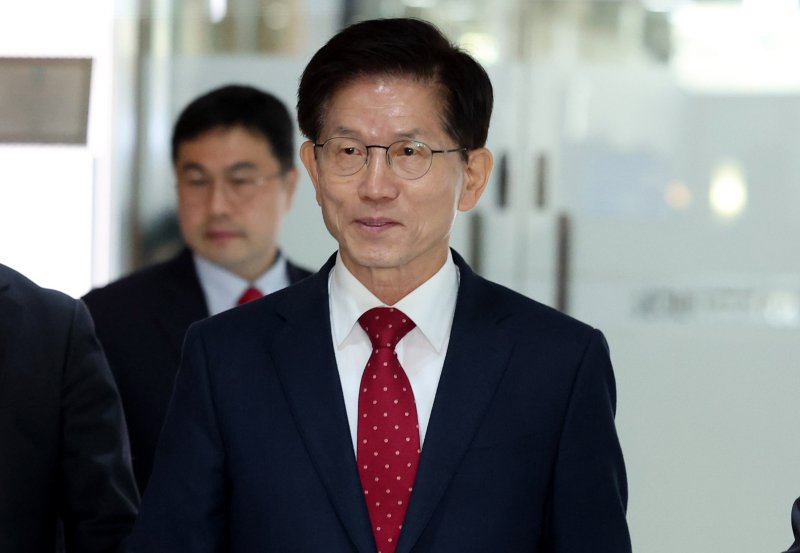 [서울=뉴시스] 추상철 기자 = 국민의힘 소속으로 대선 출마를 선언한 김문수 전 고용노동부 장관이 16일 오전 서울 중구 서울시청에서 오세훈 서울시장과 조찬 회동을 위해 이동하고 있다. 2025.04.16. scchoo@newsis.com