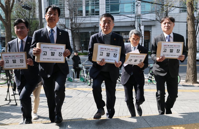 더불어민주당 이재명 대선 경선 예비후보 선거대책위원회 정준호(왼쪽부터), 박균택, 강득구, 김기표 의원을 비롯한 관계자들이 16일 오전 서울 종로구 서울경찰청 앞에서 이재명 예비후보 딥페이크 영상 유포자를 명예훼손과 공직선거법 위반 혐의로 경찰에 고발하기 위해 고발장을 들고 이동하고 있다. 2025.4.16/뉴스1 ⓒ News1 오대일 기자