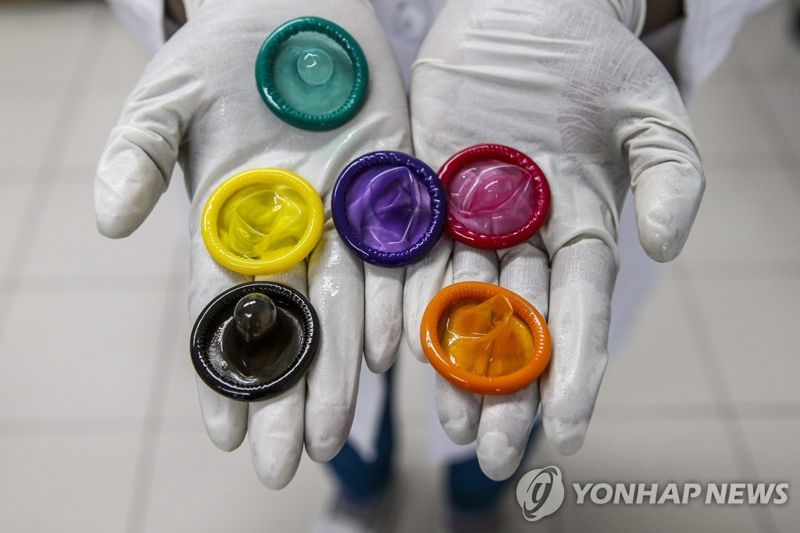 체액 묻은 콘돔 보낸 日 40대男…"성욕 채우려고 여성 직원에게"