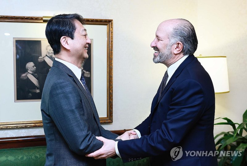 미국 상무부 장관과 인사나누는 안덕근 장관 (출처=연합뉴스)