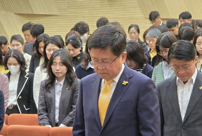 세월호 11주기 기억식에서 묵념하는 최교진 세종교육감. ⓒ News1 장동열 기자