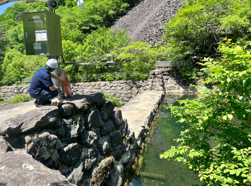 [대전=뉴시스] 산림당국 관계자가 두타산자연휴양림의 사방댐 시설을 점검하고 있다.(사진=산림청 제공) *재판매 및 DB 금지