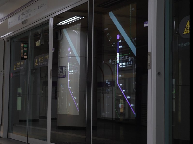 [서울=뉴시스] 투명OLED 화면. 2025.04.16. (사진=서울시 제공) *재판매 및 DB 금지