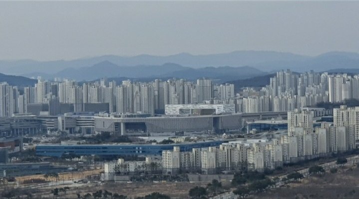 [세종=뉴시스]세종시 원수산에서 내려다 본 정부세종청사를 배경으로 한 행복도시 세종시 전경