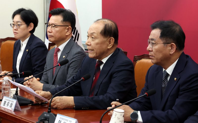 [서울=뉴시스] 조성봉 기자= 황우여 국민의힘 선거관리위원장이 16일 오전 서울 여의도 국회에서 열린 대통령후보자 선출을 위한 경선 선거관리위원회 회의에서 발언을 하고 있다. 2025.04.16. suncho21@newsis.com