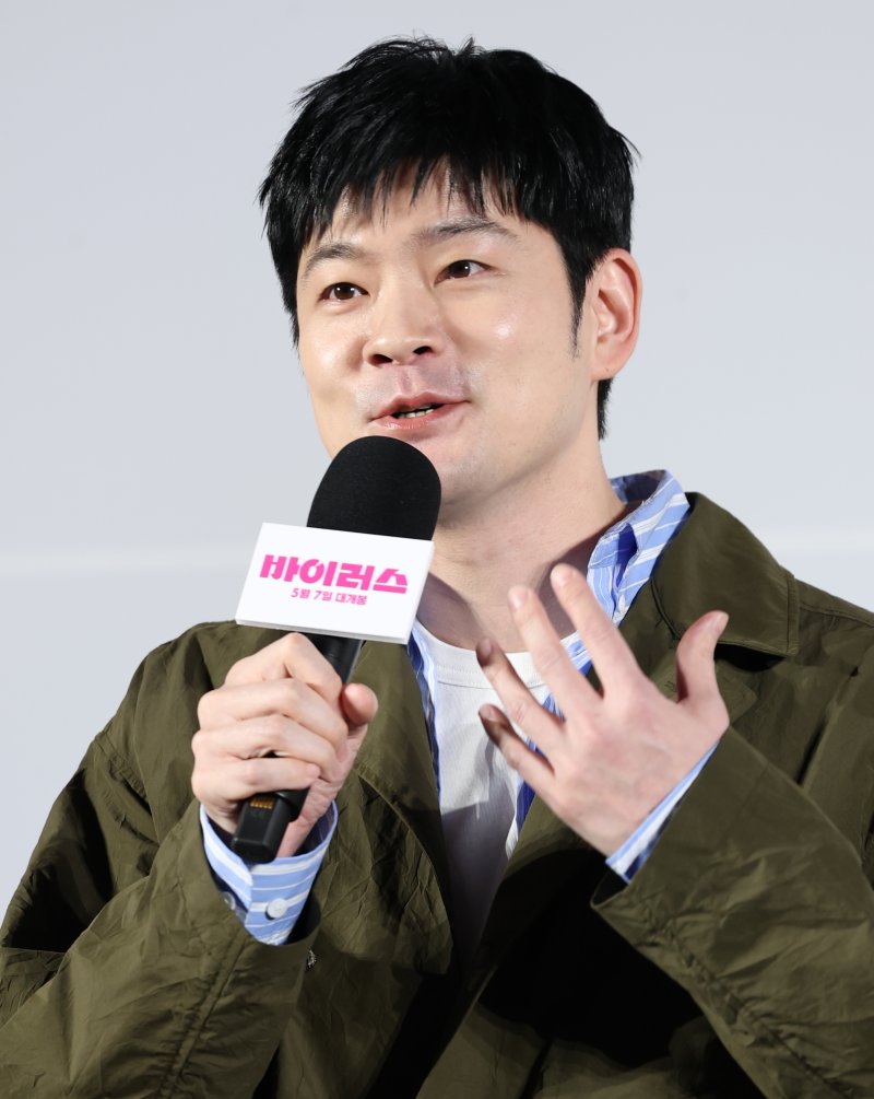 가수 겸 배우 장기하가 16일 오전 서울 강남구 삼성동 메가박스 코엑스점에서 열린 영화 '바이러스'(감독 강이관) 제작보고회에 참석해 캐릭터 설명을 하고 있다. '바이러스'는 이유 없이 사랑에 빠지는 치사율 100% 바이러스에 감염된 택선(배두나 분)이 모쏠 연구원 수필(손석구 분), 오랜 동창 연우(장기하 분), 그리고 치료제를 만들 수 있는 유일한 전문가 이균(김윤석)까지 세 남자와 함께하는 예기치 못한 여정을 그린 작품이다. 2025.4.16/뉴스1 ⓒ News1 권현진 기자