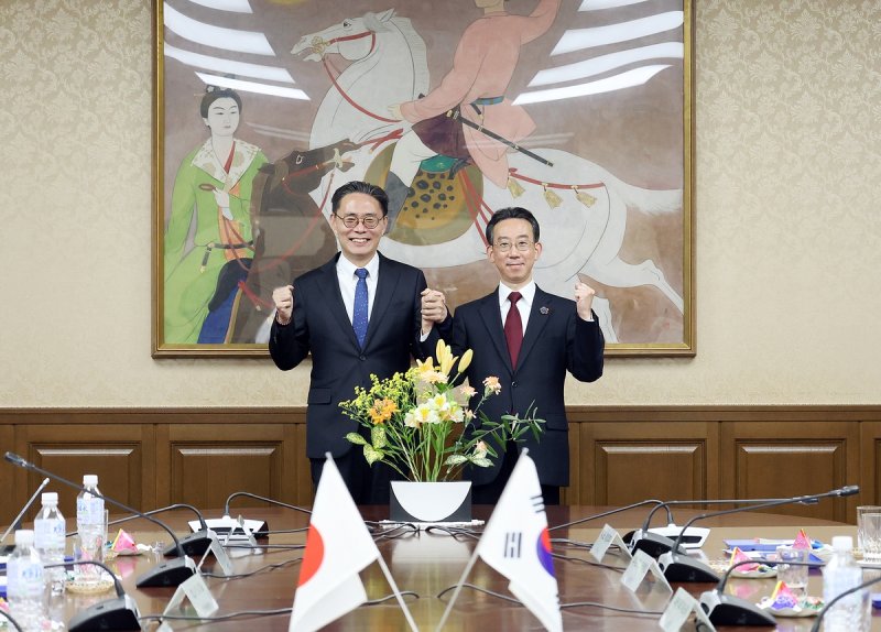 기념촬영하는 한·일 국세청장 (출처=연합뉴스)