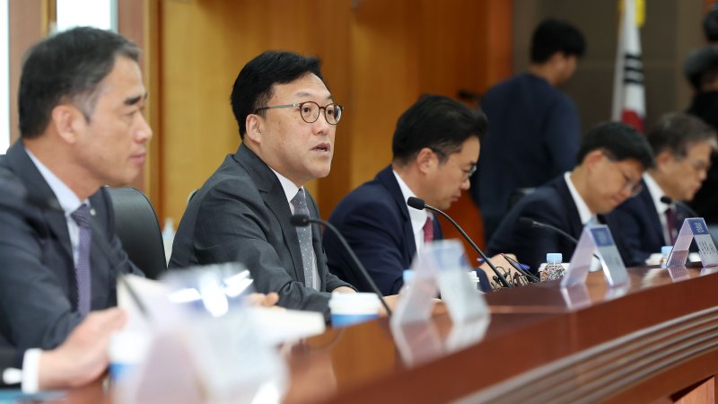 [서울=뉴시스] 홍효식 기자 = 김병환 금융위원회 위원장이 9일 오후 서울 영등포구 금융투자협회에서 열린 종합금융투자회사 CEO 간담회에서 발언하고 있다. 2025.04.09. yesphoto@newsis.com