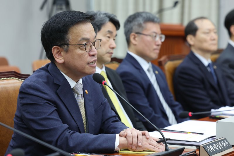 [서울=뉴시스] 권창회 기자 = 최상목 경제부총리 겸 기획재정부 장관이 16일 서울 여의도 국회에서 열린 법제사법위원회 전체회의 최상목탄핵 청문회에서 의원질의에 답하고 있다. 2025.04.16. kch0523@newsis.com