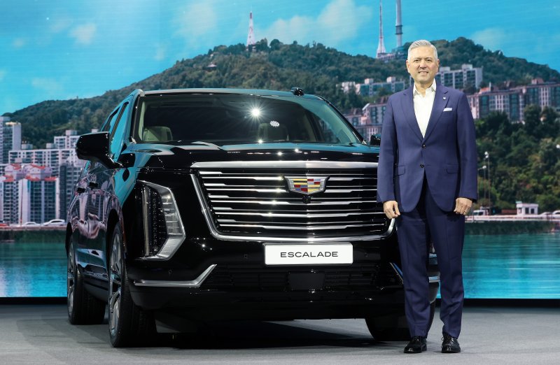 헥터 비자레알 한국GM 사장이 지난 4월 16일 경기 광명 아이벡스 스튜디오에 열린 캐딜락 대형 SUV '더 뉴 에스컬레이드' 미디어 출시 행사에서 포즈를 취하고 있다. 뉴스1