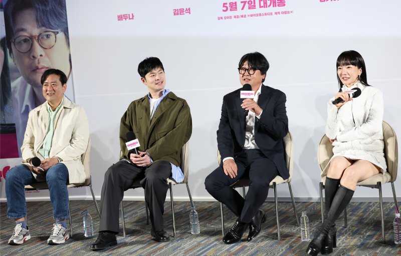 강이관 감독(왼쪽부터)과 배우 장기하, 김윤석, 배두나가 16일 오전 서울 강남구 삼성동 메가박스 코엑스점에서 열린 영화 '바이러스'(감독 강이관) 제작보고회에 참석해 미소를 짓고 있다. '바이러스'는 이유 없이 사랑에 빠지는 치사율 100% 바이러스에 감염된 택선(배두나 분)이 모쏠 연구원 수필(손석구 분), 오랜 동창 연우(장기하 분), 그리고 치료제를 만들 수 있는 유일한 전문가 이균(김윤석)까지 세 남자와 함께하는 예기치 못한 여정을 그린 작품이다. 2025.4.16/뉴스1 ⓒ News1 권현진 기자