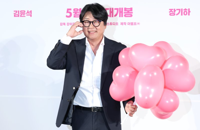 배우 김윤석이 16일 오전 서울 강남구 삼성동 메가박스 코엑스점에서 열린 영화 '바이러스'(감독 강이관) 제작보고회에 참석해 포즈를 취하고 있다. '바이러스'는 이유 없이 사랑에 빠지는 치사율 100% 바이러스에 감염된 택선(배두나 분)이 모쏠 연구원 수필(손석구 분), 오랜 동창 연우(장기하 분), 그리고 치료제를 만들 수 있는 유일한 전문가 이균(김윤석)까지 세 남자와 함께하는 예기치 못한 여정을 그린 작품이다. ⓒ News1 권현진 기자