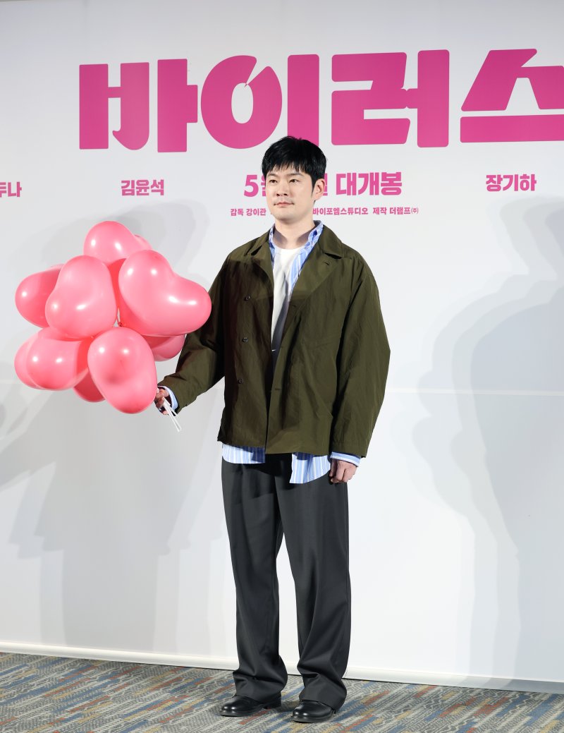배우 장기하가 16일 오전 서울 강남구 삼성동 메가박스 코엑스점에서 열린 영화 '바이러스'(감독 강이관) 제작보고회에 참석해 포즈를 취하고 있다. '바이러스'는 이유 없이 사랑에 빠지는 치사율 100% 바이러스에 감염된 택선(배두나 분)이 모쏠 연구원 수필(손석구 분), 오랜 동창 연우(장기하 분), 그리고 치료제를 만들 수 있는 유일한 전문가 이균(김윤석)까지 세 남자와 함께하는 예기치 못한 여정을 그린 작품이다. ⓒ News1 권현진 기자