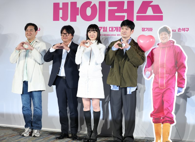강이관 감독(왼쪽부터)과 배우 김윤석, 배두나, 장기하가 16일 오전 서울 강남구 삼성동 메가박스 코엑스점에서 열린 영화 '바이러스'(감독 강이관) 제작보고회에 참석해 포즈를 취하고 있다. '바이러스'는 이유 없이 사랑에 빠지는 치사율 100% 바이러스에 감염된 택선(배두나 분)이 모쏠 연구원 수필(손석구 분), 오랜 동창 연우(장기하 분), 그리고 치료제를 만들 수 있는 유일한 전문가 이균(김윤석)까지 세 남자와 함께하는 예기치 못한 여정을 그린 작품이다. 2025.4.16/뉴스1 ⓒ News1 권현진 기자