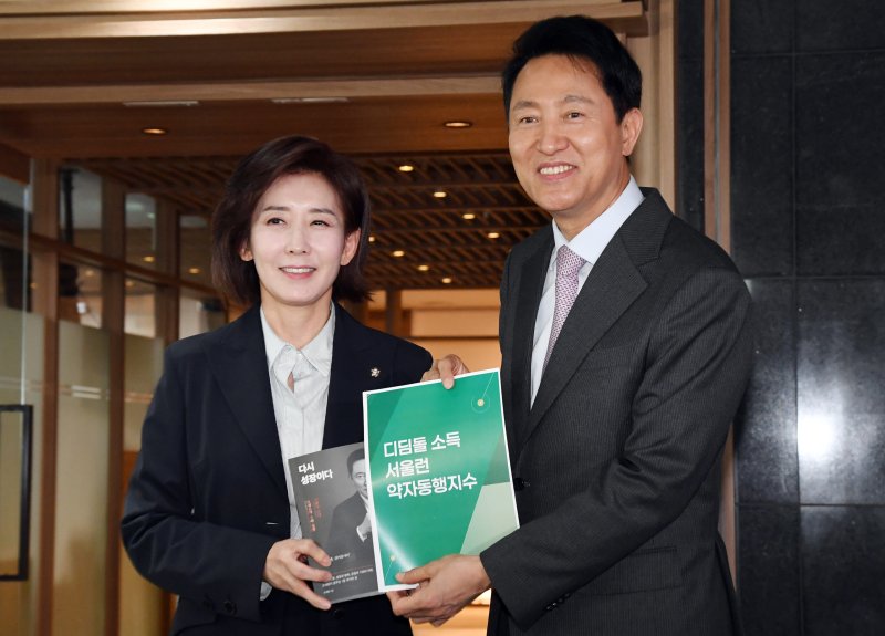 제21대 대통령선거에 출마하는 나경원 국민의힘 국회의원이 16일 오전 서울시청에서 오세훈 시장과 회동을 마치고 기념촬영을 하고 있다. 2025.4.16/뉴스1 ⓒ News1 김명섭 기자