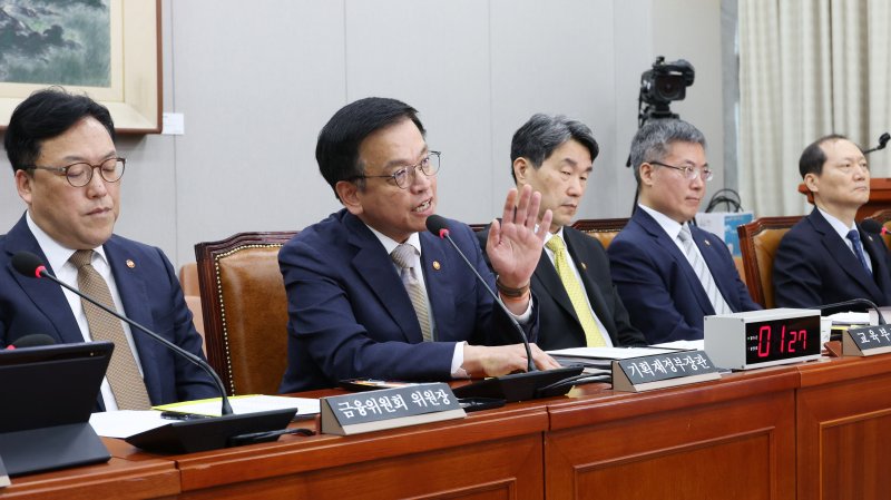 [서울=뉴시스] 조성우 기자 = 16일 오전 서울 여의도 국회에서 열린 법제사법위원회의 최상목 기획재정부 장관 탄핵소추사건 조사 청문회에서 최 장관(왼쪽 두 번째)이 의원 질의에 답변하고 있다.왼쪽부터 김병환 금융위원장, 최 장관, 이주호 사회부총리 겸 교육부 장관, 김석우 법무부 차관, 이완규 법제처장. 2025.04.16. xconfind@newsis.com