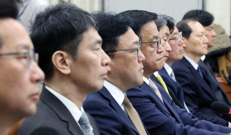 [서울=뉴시스] 조성우 기자 = 16일 오전 서울 여의도 국회에서 열린 법제사법위원회의 최상목 기획재정부 장관 탄핵소추사건 조사 청문회에서 최 장관(앞줄 네 번째) 등 관계 증인들이 출석해 자리하고 있다.앞줄 왼쪽부터 윤인대 기획재정부 차관보, 이복현 금융감독원장, 김병환 금융위원장, 최 장관, 이주호 사회부총리 겸 교육부 장관, 김석우 법무부 차관, 이완규 법제처장, 박현수 서울경찰청장 직무대리. 2025.04.16. xconfind@newsis.com