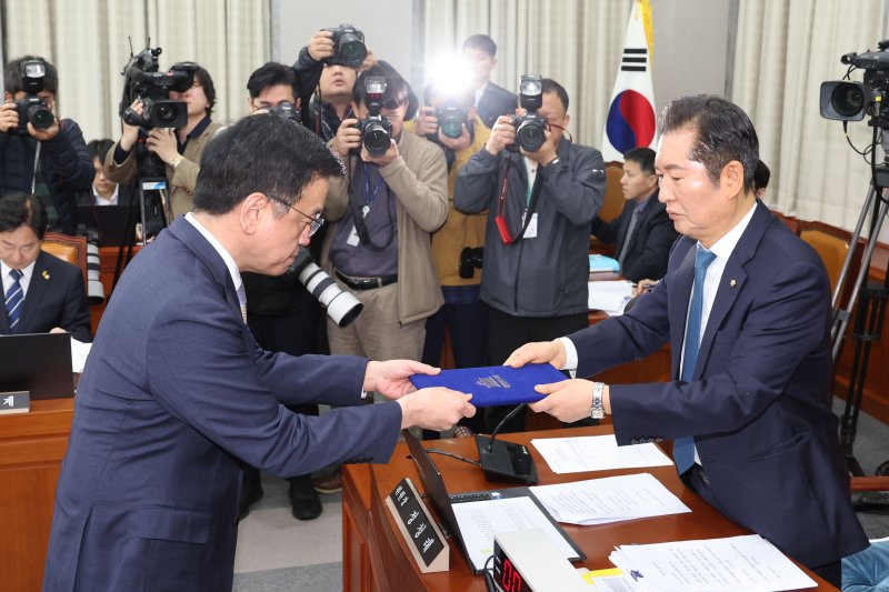 [서울=뉴시스] 권창회 기자 = 최상목 경제부총리 겸 기획재정부 장관이 16일 서울 여의도 국회에서 열린 법제사법위원회 전체회의 최상목탄핵 청문회에서 선서문을 정청래 법사위원장에게 제출하고 있다. 2025.04.16. kch0523@newsis.com