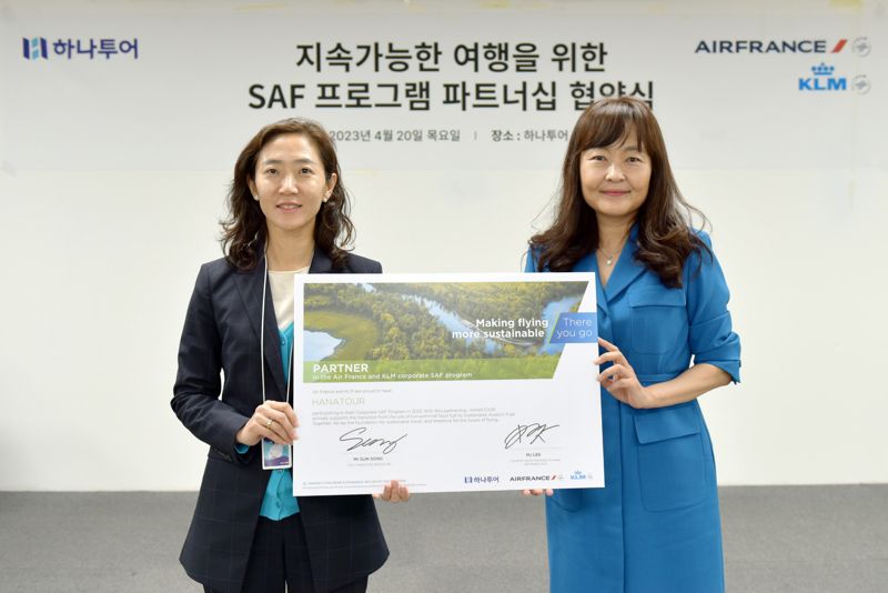 하나투어 송미선 대표(왼쪽)가 에어프랑스·KLM 항공사와 탄소 배출 저감을 위한 SAF 프로그램 협약을 체결하고 있다. 하나투어 제공