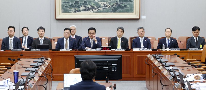 [서울=뉴시스] 조성우 기자 = 16일 오전 서울 여의도 국회에서 열린 법제사법위원회의 최상목 기획재정부 장관 탄핵소추사건 조사 청문회에서 최 장관(앞줄 네 번째) 등 관계 증인들이 출석해 자리하고 있다.앞줄 왼쪽부터 윤인대 기획재정부 차관보, 이복현 금융감독원장, 김병환 금융위원장, 최 장관, 이주호 사회부총리 겸 교육부 장관, 김석우 법무부 차관, 이완규 법제처장, 박현수 서울경찰청장 직무대리. 2025.04.16. xconfind@newsis.com