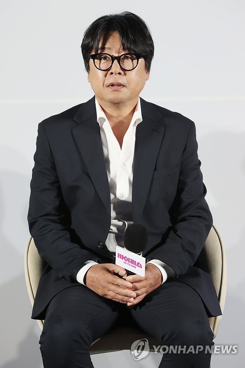 질문 듣는 김윤석 (출처=연합뉴스)