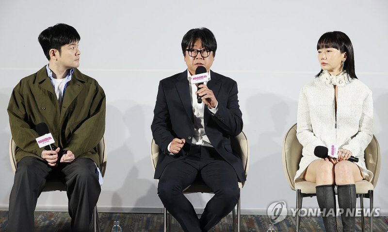 토크하는 김윤석 (출처=연합뉴스)