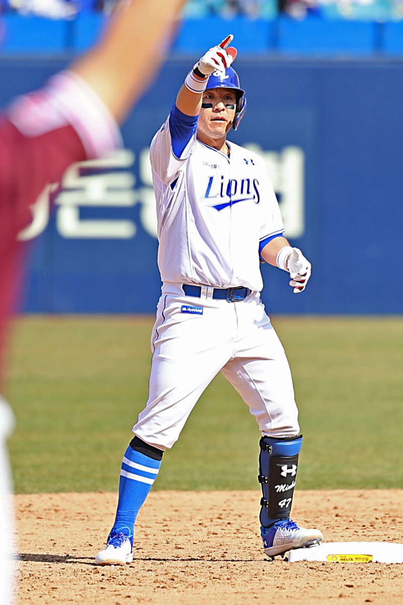 [서울=뉴시스] 프로야구 삼성 라이온즈 강민호가 22일 대구 삼성라이온즈파크에서 열린 키움 히어로즈와의 2025 신한쏠뱅크 KBO리그 개막전에서 개막전 최다 안타 타이기록을 세웠다. (사진=삼성 라이온즈 제공) 2025.03.22. *재판매 및 DB 금지