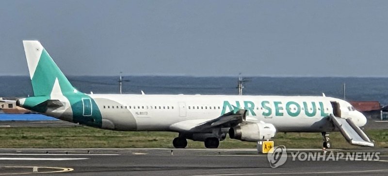 제주공항 활주로서 승객이 비상문 열어…이륙포기 (출처=연합뉴스)