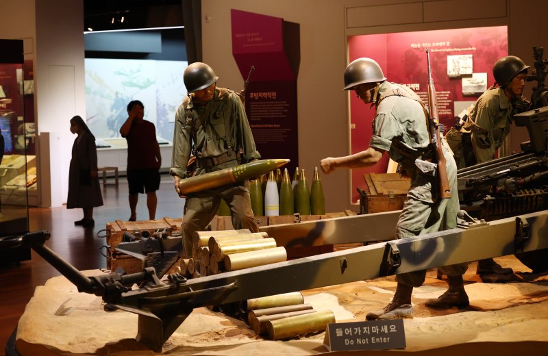 [서울=뉴시스] 전신 기자 = 25일 서울 용산구 전쟁기념관에서 관람객들이 6·25 전쟁실을 둘러보고 있다. 2024.06.25. photo1006@newsis.com