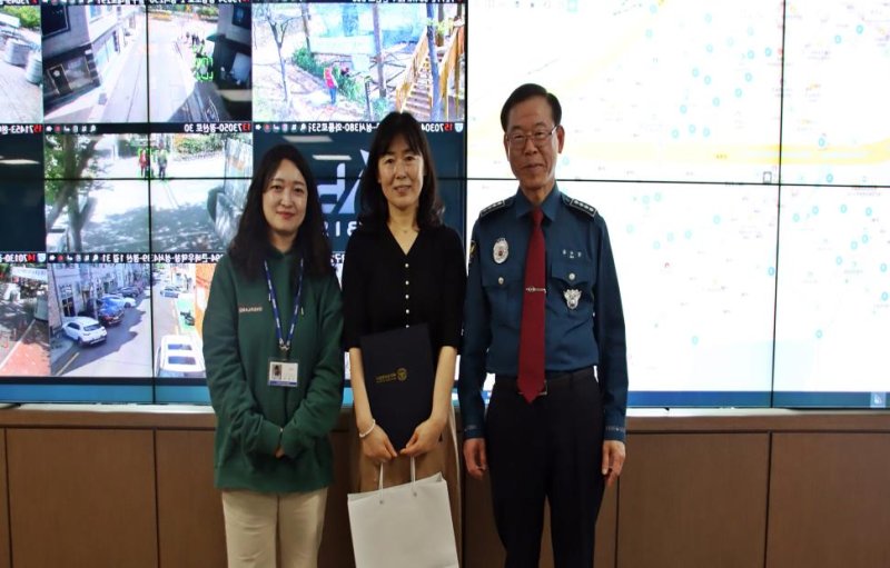 [대구=뉴시스] 대구성서경찰서는 달서구 CCTV통합관제센터를 방문해 음주운전 피의자 검거에 이바지한 관제요원에게 감사장을 전달했다. (사진=대구 성서경찰서 제공) 2025.04.16. photo@newsis.com *재판매 및 DB 금지