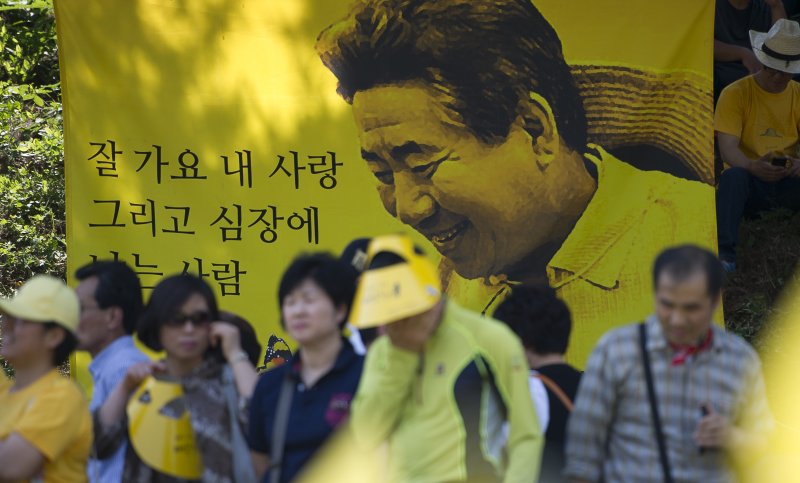 故 노무현 전 대통령 3주기 추모식이 열린 지난 2012년 5월 23일 경남 김해 봉하마을에서 추모객들이 노 전 대통령의 생전사진을 보며 추모식장으로 들어서고 있다. 2012.5.23/뉴스1