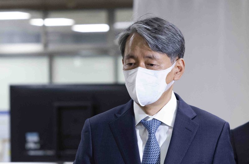 [서울=뉴시스] 김근수 기자 = '12·3 비상계엄' 사태 관련 내란중요임무종사 등 혐의로 기소된 조지호 전 경찰청장이 16일 오전 서울 서초구 서울중앙지방법원에서 열린 공판에 출석하고 있다 2025.04.16. ks@newsis.com