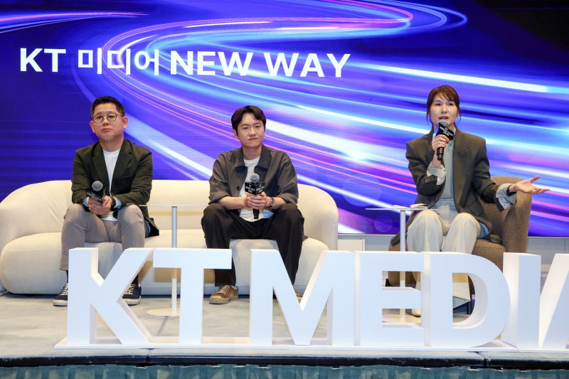 [서울=뉴시스] KT가 16일 서울 강남구 안다즈 서울 강남 호텔에서 미디어토크를 열고 'KT 미디어 뉴웨이(New Way)' 전략을 소개했다. 사진은 (왼쪽부터) 정근욱 KT스튜디오지니 대표, 신종수 KT 미디어전략본부장(상무), 김채희 KT 미디어부문장(전무)이 기자 질의에 답변하는 모습. (사진=KT 제공) 2025.04.16. photo@newsis.com *재판매 및 DB 금지