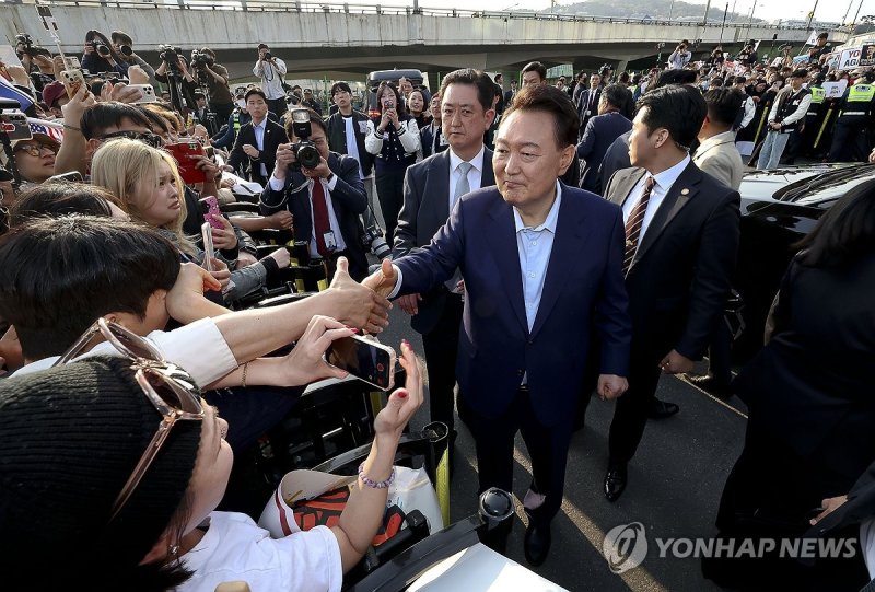 지지자들과 악수하는 윤석열 전 대통령 (출처=연합뉴스)