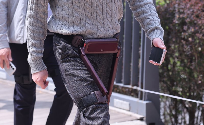 위로보틱스가 보행보조 웨어러블 로봇 WIM S(윔 에스)를 16일 출시했다. WIM S(윔 에스)는 초경량·인체공학 설계와 AI 기능을 통해 안정적이고 효율적인 이동을 돕는 보행보조 웨어러블 로봇이다. 사진은 위로보틱스의 보행보조 웨어러블 로봇 WIM S(윔 에스)를 체험하는 모습. 2025.4.16/뉴스1 ⓒ News1 박지혜 기자