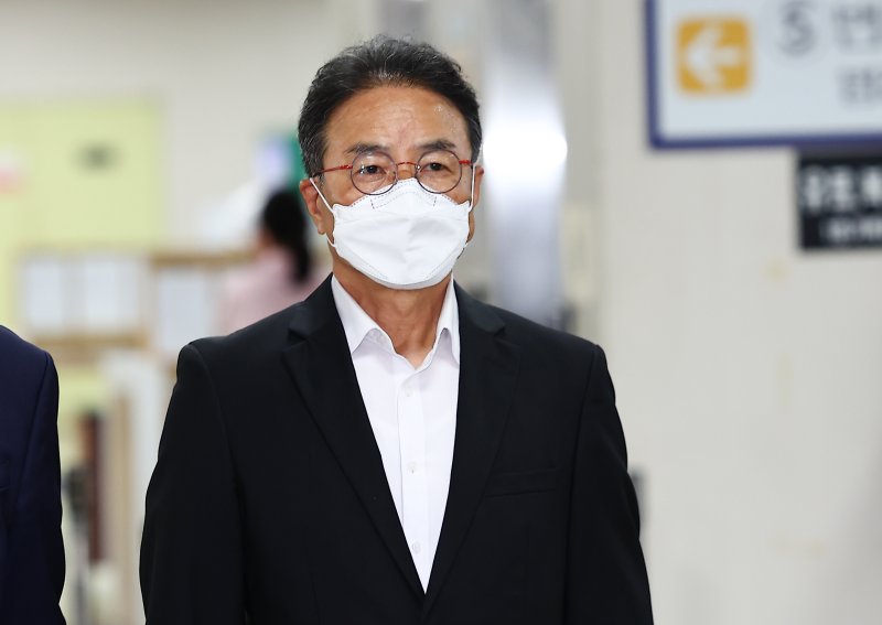 [서울=뉴시스] 김근수 기자 = 자신이 연출을 맡은 뮤지컬의 업무상 하급자를 강제 추행한 혐의로 재판에 넘겨진 김명곤(73) 전 문화관광부 장관이 1심에 이어 2심에서도 징역형 집행유예를 선고받았다. 사진은 김 전 장관. 2024.06.13. ks@newsis.com