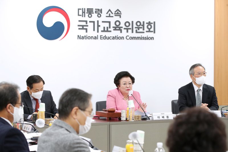 [세종=뉴시스] 대통령 소속 행정위원회인 국가교육위원회(국교위)가 지난 2022년 12월 9일 오전 정부서울청사 회의실에서 회의를 하는 모습. (사진=국교위 제공). 2022.12.09. photo@newsis.com *재판매 및 DB 금지